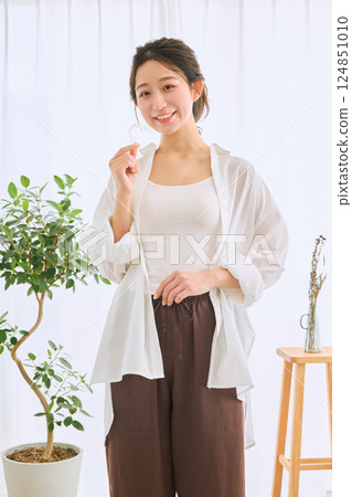 帶吹嘴矯正的女性 帶吹嘴矯正的女性 124851010