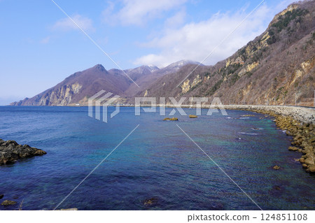 從太田神社的拜殿附近看到的北海道最西端（尾花崎或船隱） 124851108