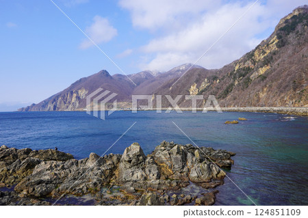 從太田神社的拜殿附近看到的北海道最西端（尾花崎或船隱） 124851109