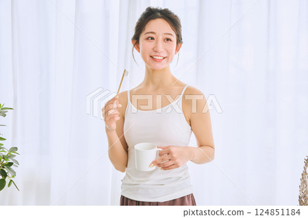 woman brushing teeth 124851184