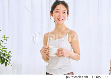 woman brushing teeth 124851185