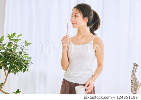 woman brushing teeth 124851189