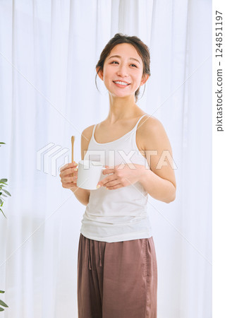 刷牙的女人 124851197
