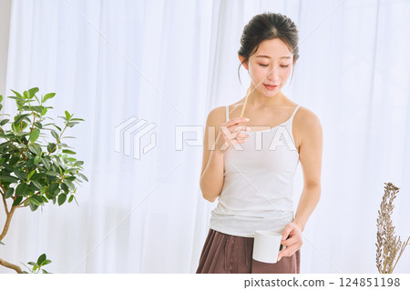 刷牙的女人 124851198