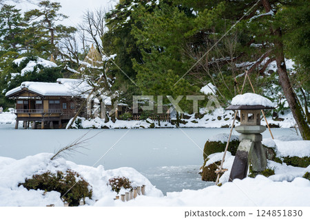 白雪皚皚的兼六園 124851830