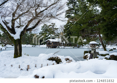 Kenrokuen Garden covered in snow 124851832