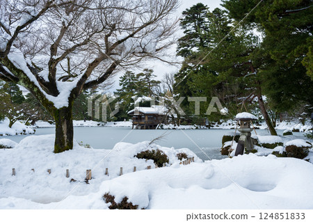 Kenrokuen Garden covered in snow Kenrokuen Garden covered in snow 124851833