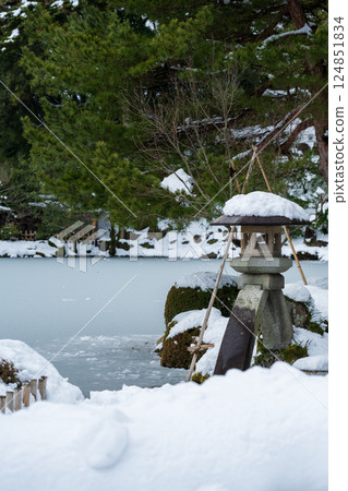 Kenrokuen Garden covered in snow Kenrokuen Garden covered in snow 124851834