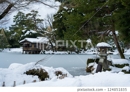 白雪皚皚的兼六園 124851835