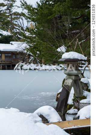 Kenrokuen Garden covered in snow Kenrokuen Garden covered in snow 124851836