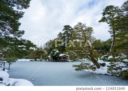 白雪皚皚的兼六園 124851840