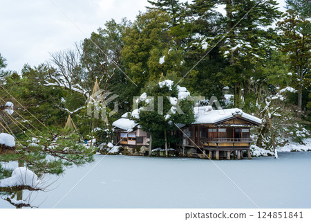 白雪皚皚的兼六園 124851841