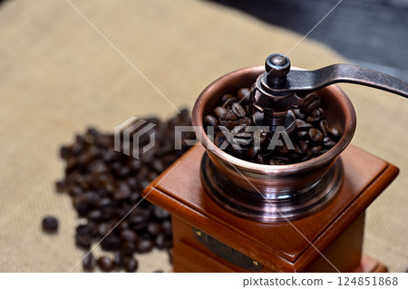 Freshly ground coffee 124851868