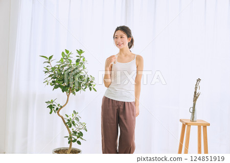 在玻璃的婦女飲用水 在玻璃的婦女飲用水 124851919