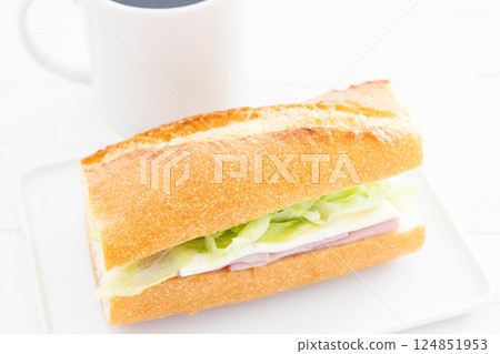 早餐是美味的法國三明治和咖啡 早餐是美味的法國三明治和咖啡 124851953