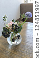 Flower arrangement on the table 124851997