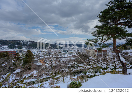 白雪皚皚的城市景觀：從兼六園觀景台欣賞金澤市 124852022