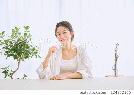 帶吹嘴矯正的女性 124852160