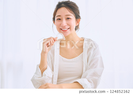 帶吹嘴矯正的女性 124852162