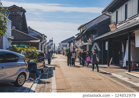 Retro streetscape of Inuyama Castle Town in Inuyama City (Aichi Prefecture) 124852979