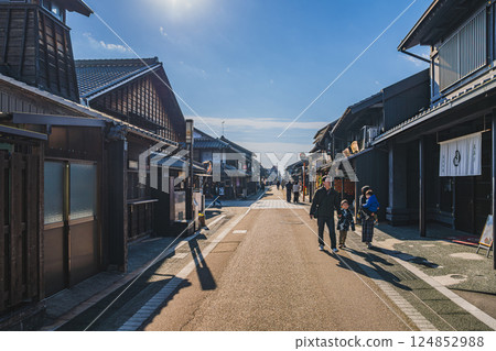 Retro streetscape of Inuyama Castle Town in Inuyama City (Aichi Prefecture) 124852988