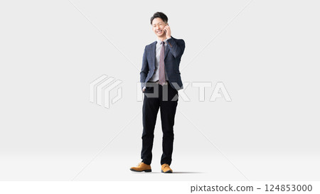 微笑的男性商人在智慧型手機上交談 124853000