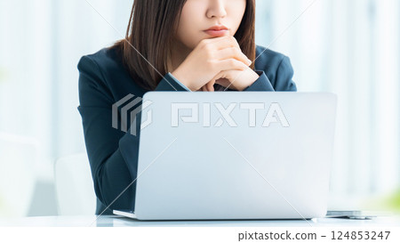 A woman/businesswoman thinking with a serious expression 124853247