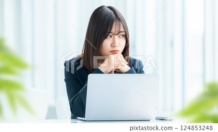 一位女士/女商人正嚴肅地思考著 124853248