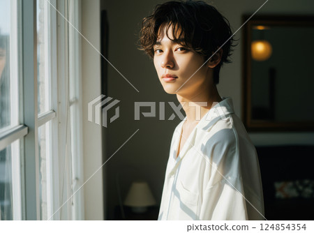 夕陽照射下，一位日本男子的表情轉瞬即逝，透著半透明的光芒（AI 生成的圖像） 124854354