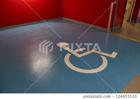 Car park with empty disabled spot 124855510