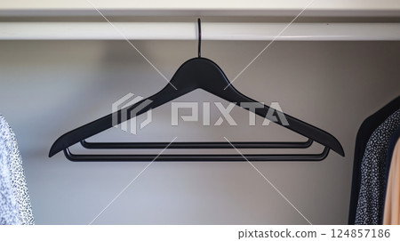 衣櫃裡時尚的黑色衣架 衣櫃裡時尚的黑色衣架 124857186
