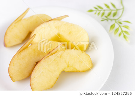 The apple cut into a rabbit shape has changed color. 124857296