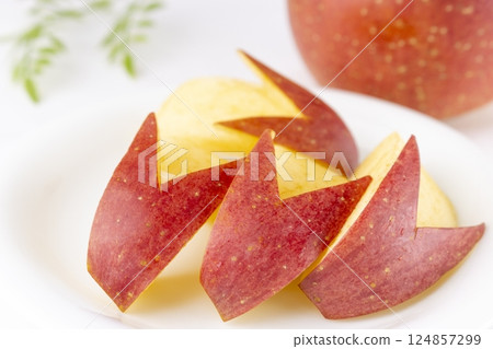 The apple cut into a rabbit shape has changed color. The apple cut into a rabbit shape has changed color. 124857299