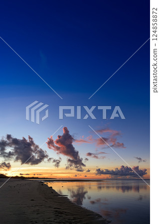 石垣島熱帶度假勝地的浪漫日落 124858872