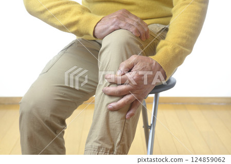 患有膝蓋疼痛的老年人的下半部分 124859062