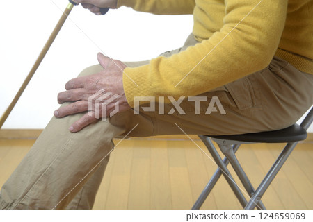 The lower half of a senior who suffers from knee pain 124859069