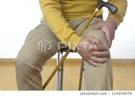 The lower half of a senior who suffers from knee pain 124859070