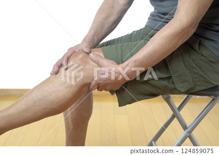 The lower half of a senior who suffers from knee pain 124859075