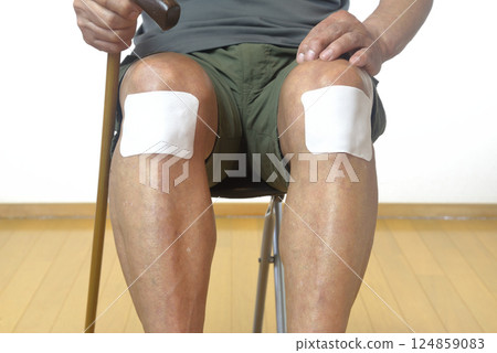 The lower half of a senior who suffers from knee pain 124859083