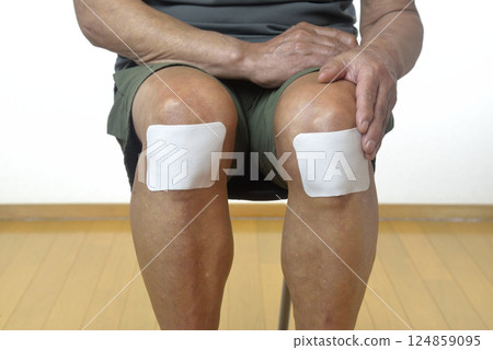 The lower half of a senior who suffers from knee pain The lower half of a senior who suffers from knee pain 124859095