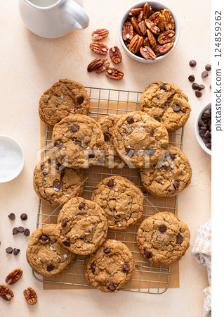 Chocolate chip cookies with pecan nuts, freshly baked cookies on a cooling rack 124859262