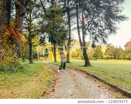Woman walking and relaxing at beautyful green landscape of Handara 124859375