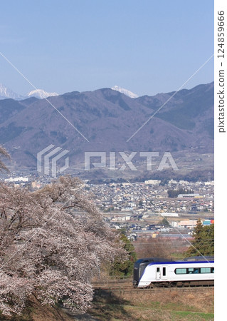 春天,行駛在櫻花與南阿爾卑斯山美景交相輝映的甲府盆地的E353系特快列車“梓”/“甲斐”號_照片拍攝於2025年4月5日 春天,行駛在櫻花與南阿爾卑斯山美景交相輝映的甲府盆地的E353系特快列車“梓”/“甲斐”號_照片拍攝於2025年4月5日 124859666