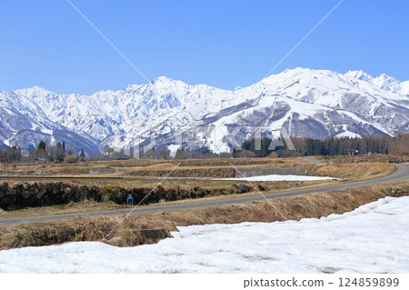 白馬山麓的春雪融化 白馬山麓的春雪融化 124859899