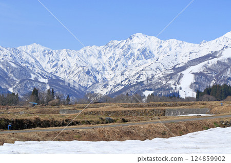 白馬山麓的春雪融化 白馬山麓的春雪融化 124859902