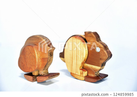 Wooden animal toys 124859985