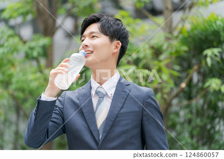 A businessman drinking water 124860057