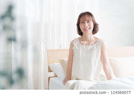 中年婦女早上起床 124860077