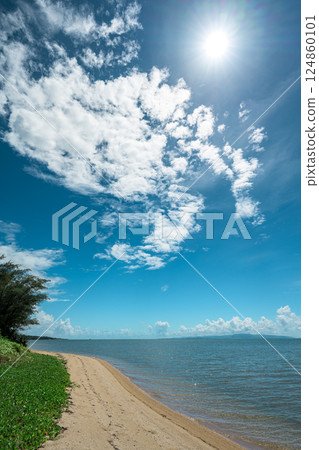 The dazzling view of Nagura Beach on Ishigaki Island bathed in the midsummer sun 124860101