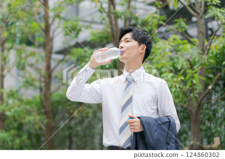 辦公室職員在公園喝水 124860302
